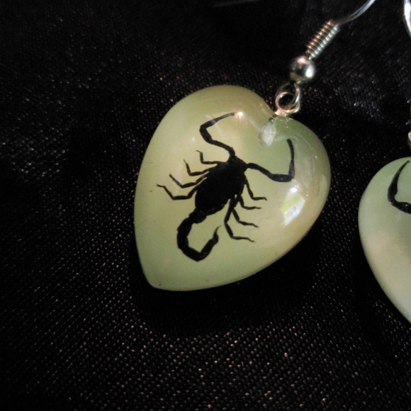 Glow in the Dark Scorpion Earrings Halloween - Picture 2 of 3